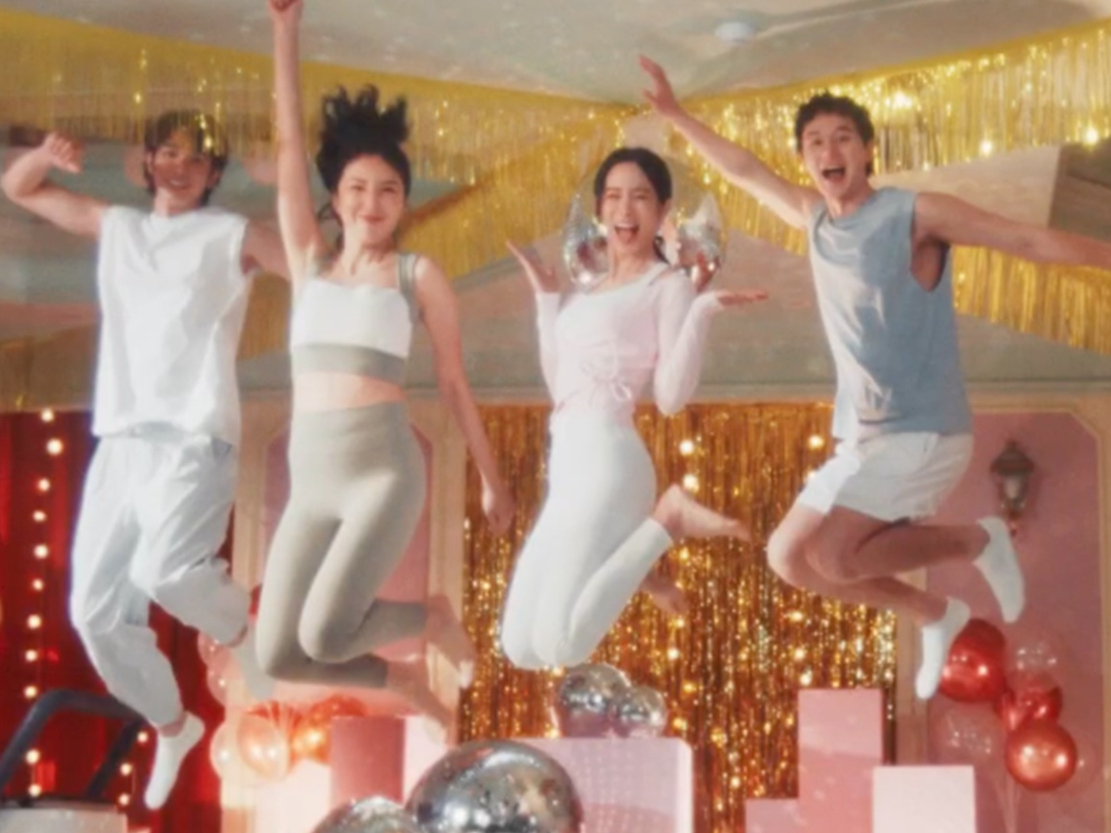 劉以豪（左起）、楊謹華、温貞菱、張軒睿一起拍廣告。（圖／虎鐵健身 X 器械皮拉提斯提供）