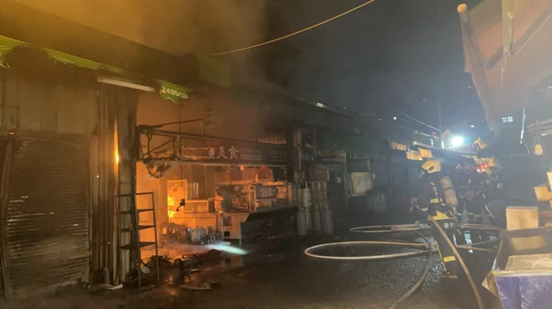 台中南屯市場內一處鐵皮攤販傳出火警。（圖／翻攝畫面）