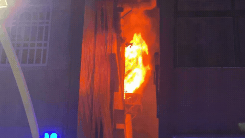 高雄新崛江附近的文化路傳出火警。（圖／翻攝畫面）