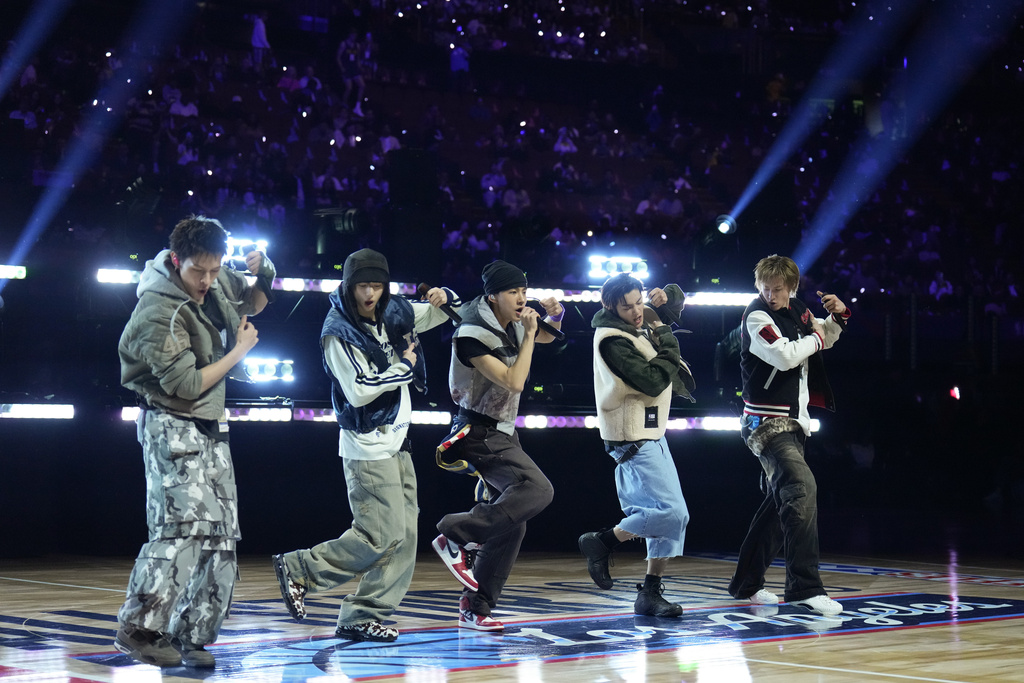 CORTIS首登NBA表演創韓團歷史。(圖/AP NEWS)