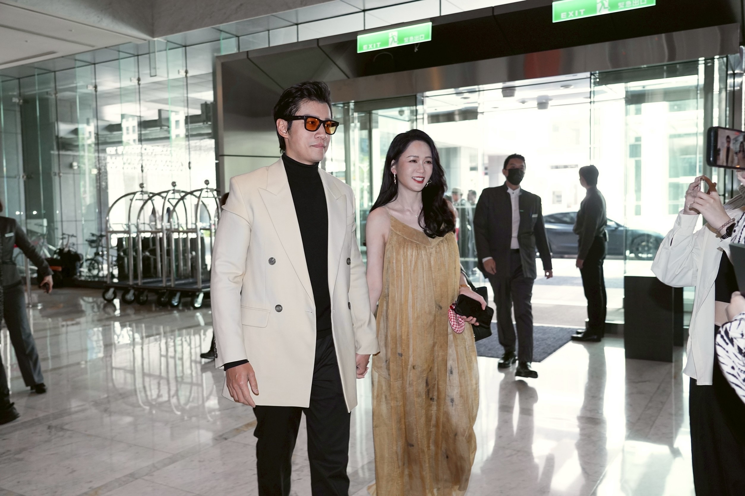 陳喬恩甜蜜牽著老公Alan一起出席孫協志、夏宇童婚禮。（圖／娛樂組）