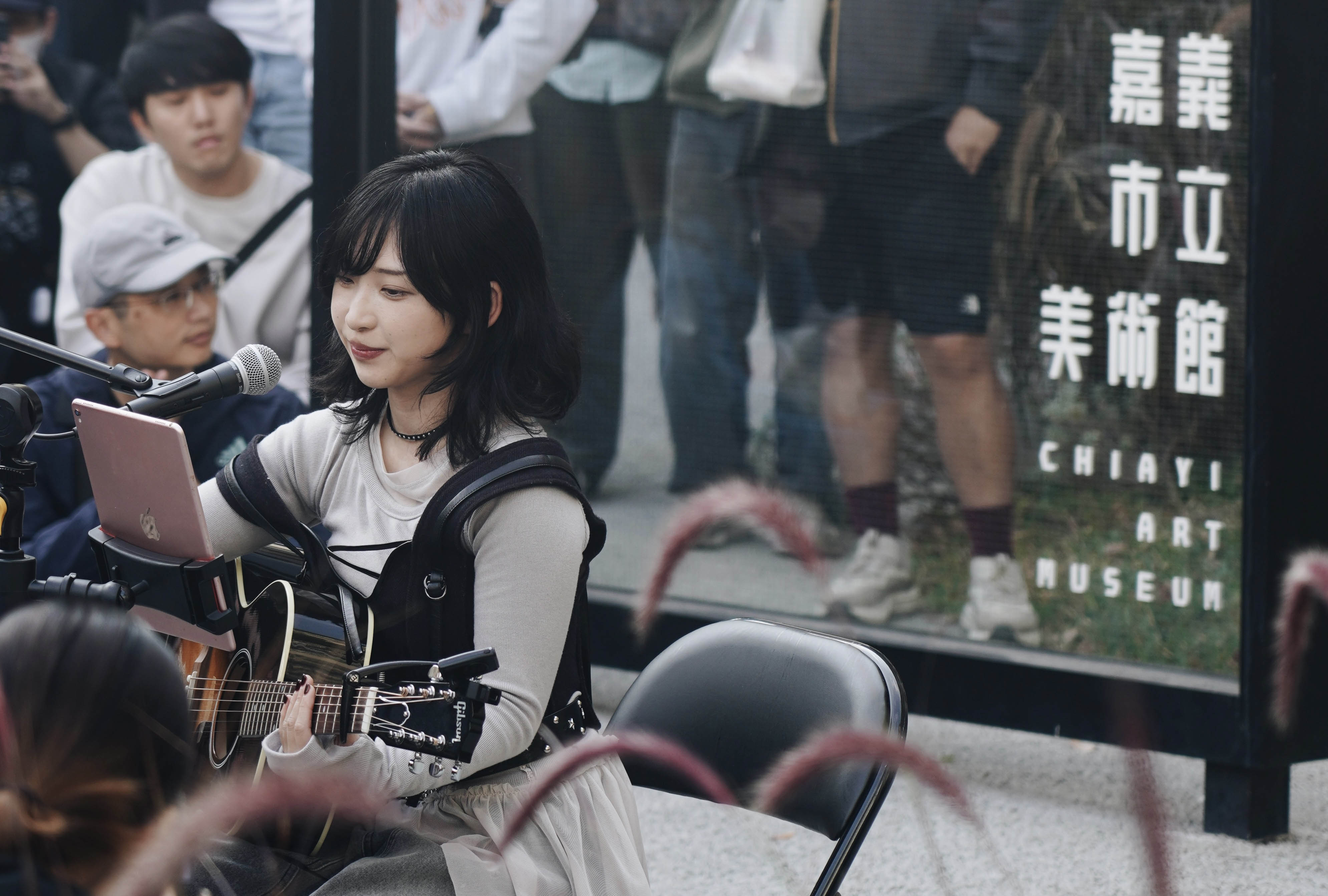 農曆年前，搖滾樂團Hakubi主唱片桐也前往嘉義，於嘉義市立美術館前廣場與嘉義市文化公園舉行兩場不插電彈唱。（圖／Ms.kuishinbou提供）