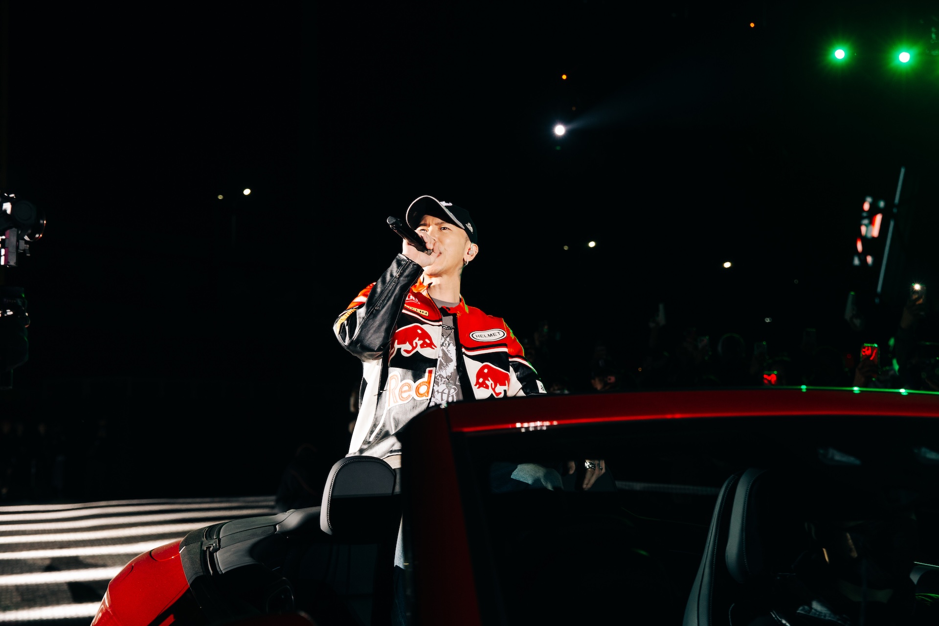 小春唱完一片空白。（圖／本色音樂提供）