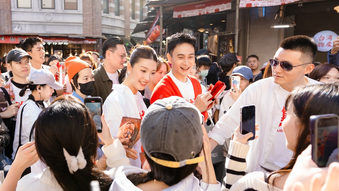 《雙囍》主演余香凝（左）、劉冠廷（右）一起掃街拜年。（圖／水花電影提供）