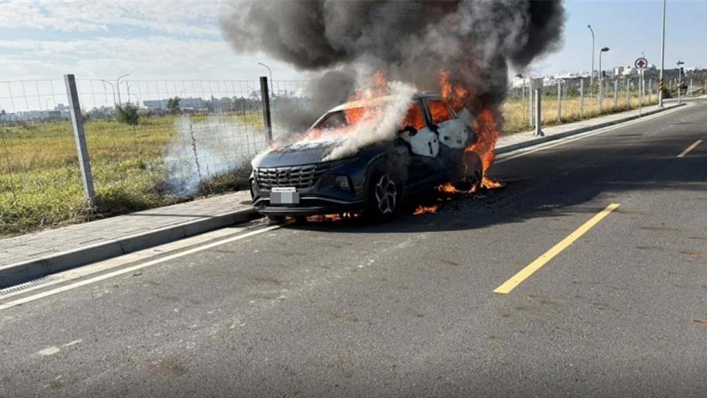 台南市善化區善美七路和善福大道交叉路口發生火燒車事故。（圖／翻攝畫面）