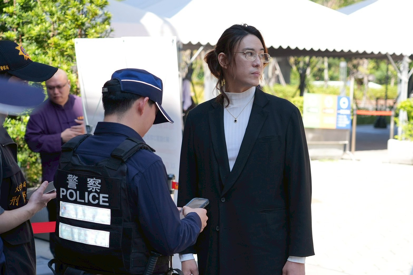 陳楚河出席吳敦告別式，現場有大批維安人員檢查證件。（圖／記者許方正攝）