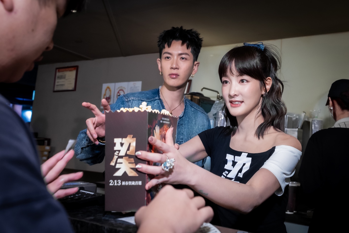 柯震東與王淨情人節別現身影城擔任一日店長。（圖／麻吉砥加提供）