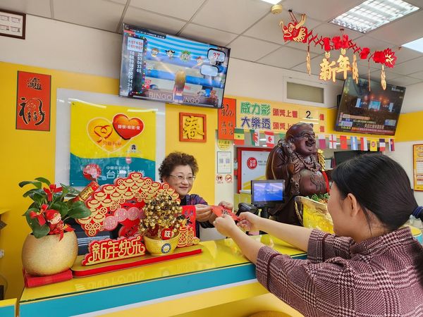 花蓮一名飽受水災所苦的男子，買刮刮樂幸運刮中100萬。（示意圖／台彩提供）