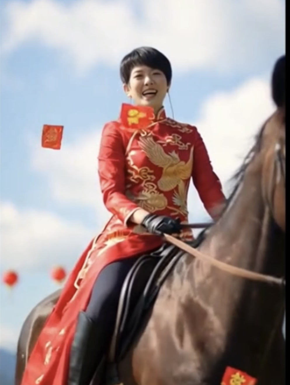 周思潔以AI影片凍齡化身「馴馬女」。(圖/萊格悠國際文化有限公司提供)