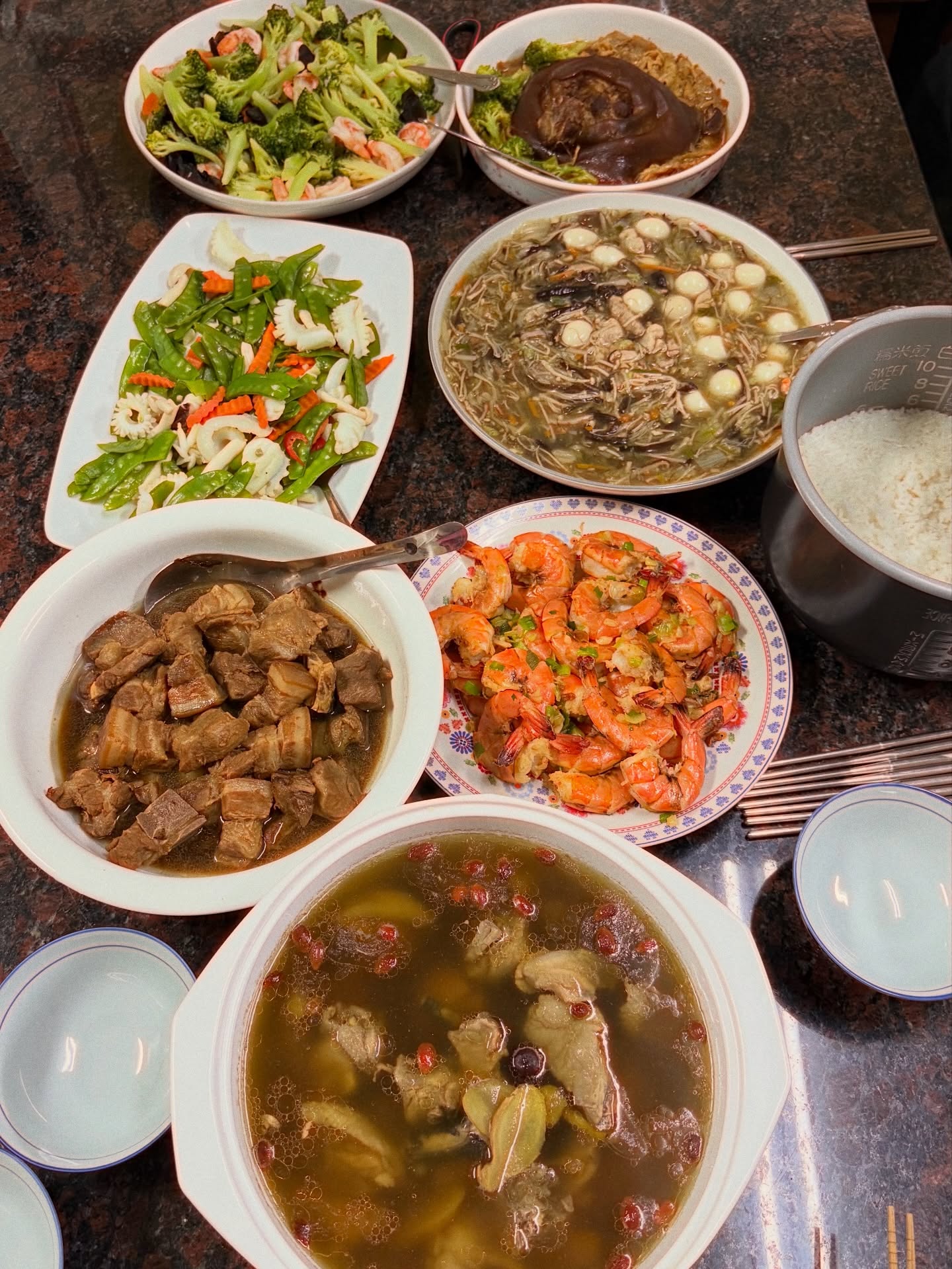 小嫻到叔叔、嬸嬸家吃年夜飯。(圖/翻攝自小嫻臉書)