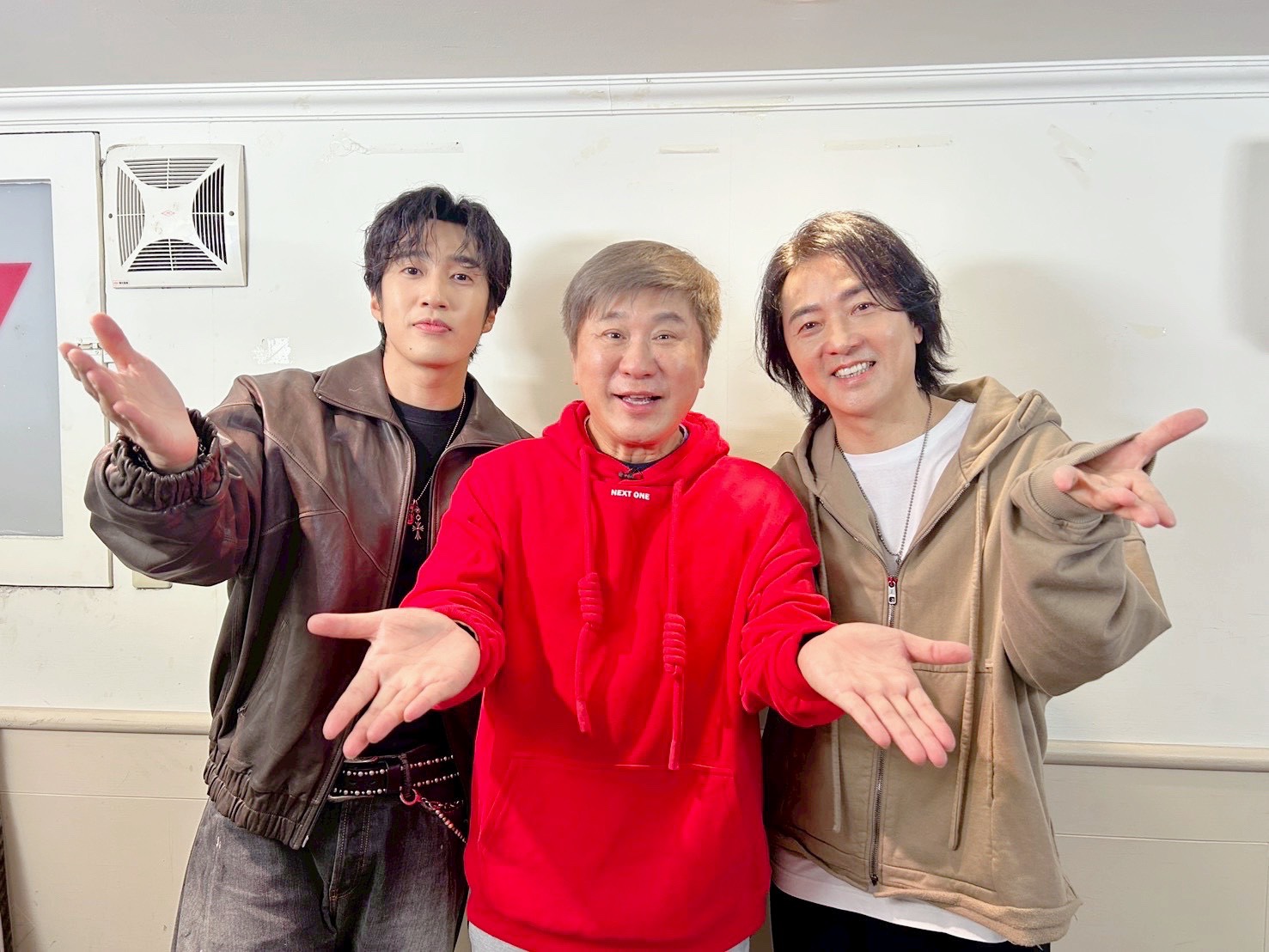 婁峻碩(左起)、胡瓜、鄭伊健在《下面一位》相談甚歡。(圖/《下面一位》提供)