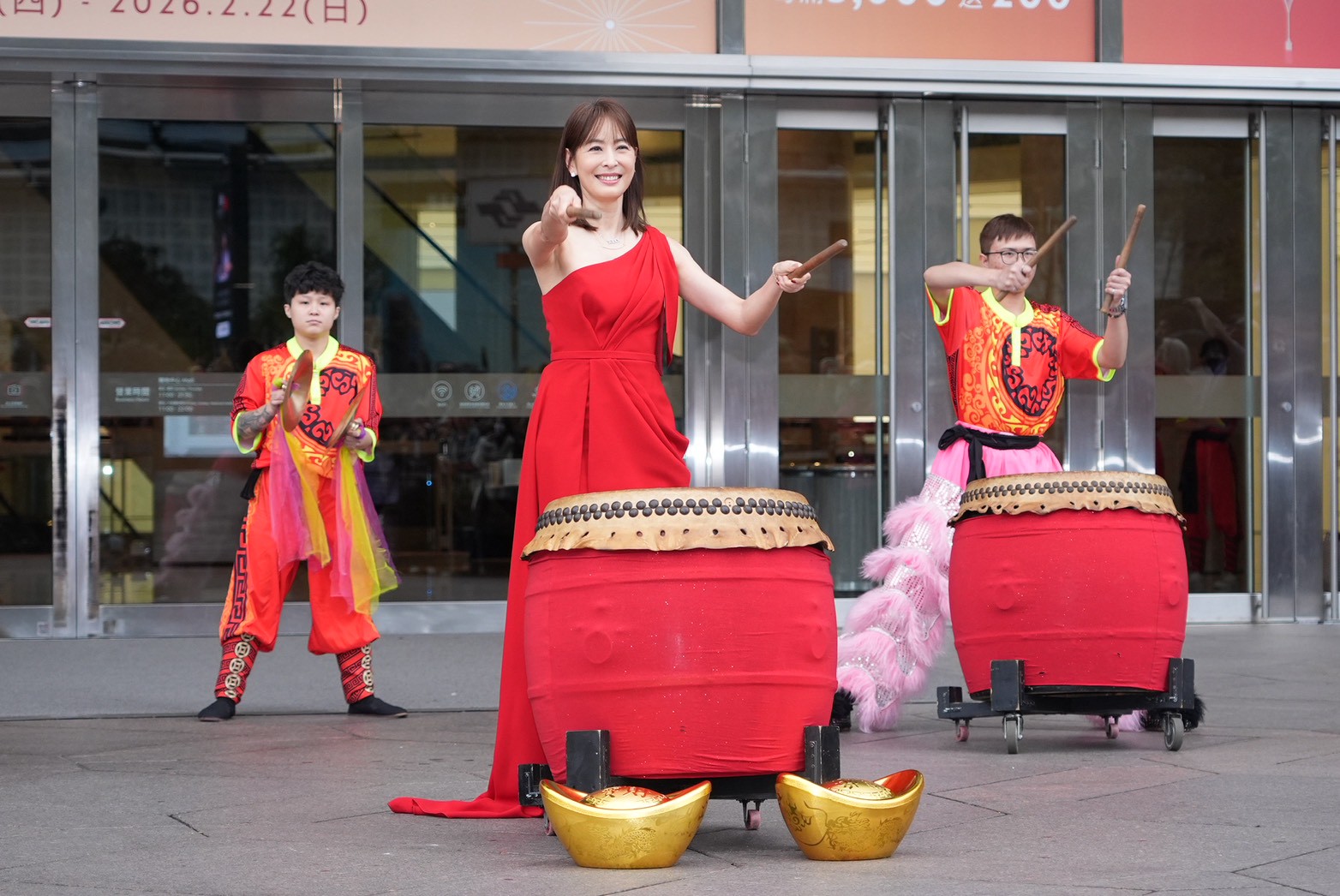 賈永婕大年初一獻上打鼓演出，迎接馬年到來。（圖／記者許方正攝）