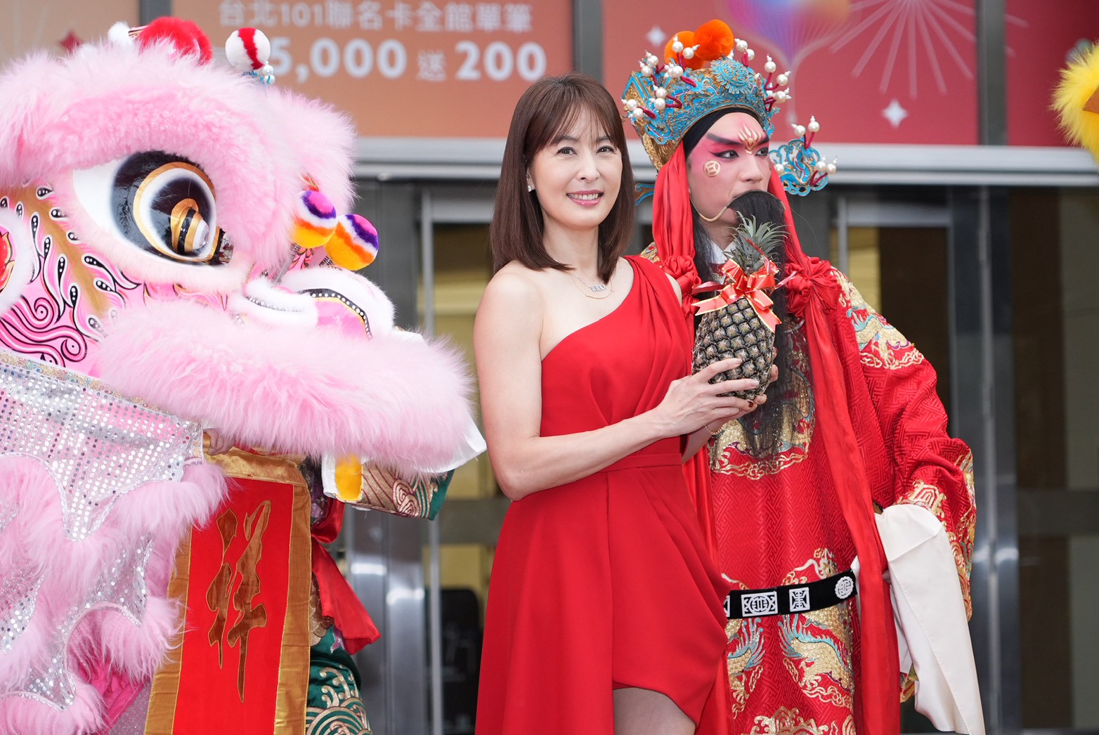 台北101董事長賈永婕大年初一發紅包。（圖／記者許方正攝）