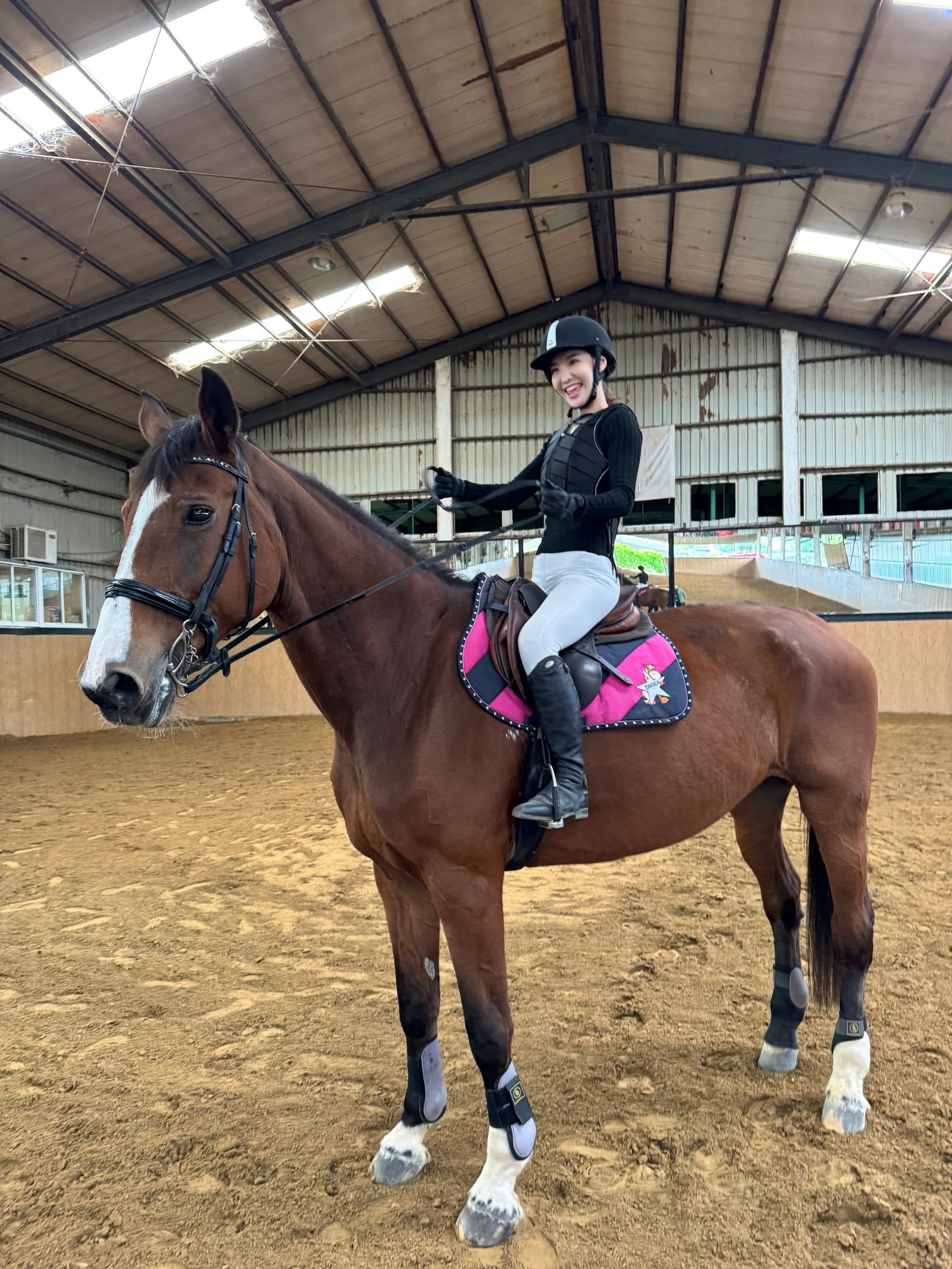 徐千京熱愛騎馬，花很多時間跟馬匹培養感情。（圖／民視提供）