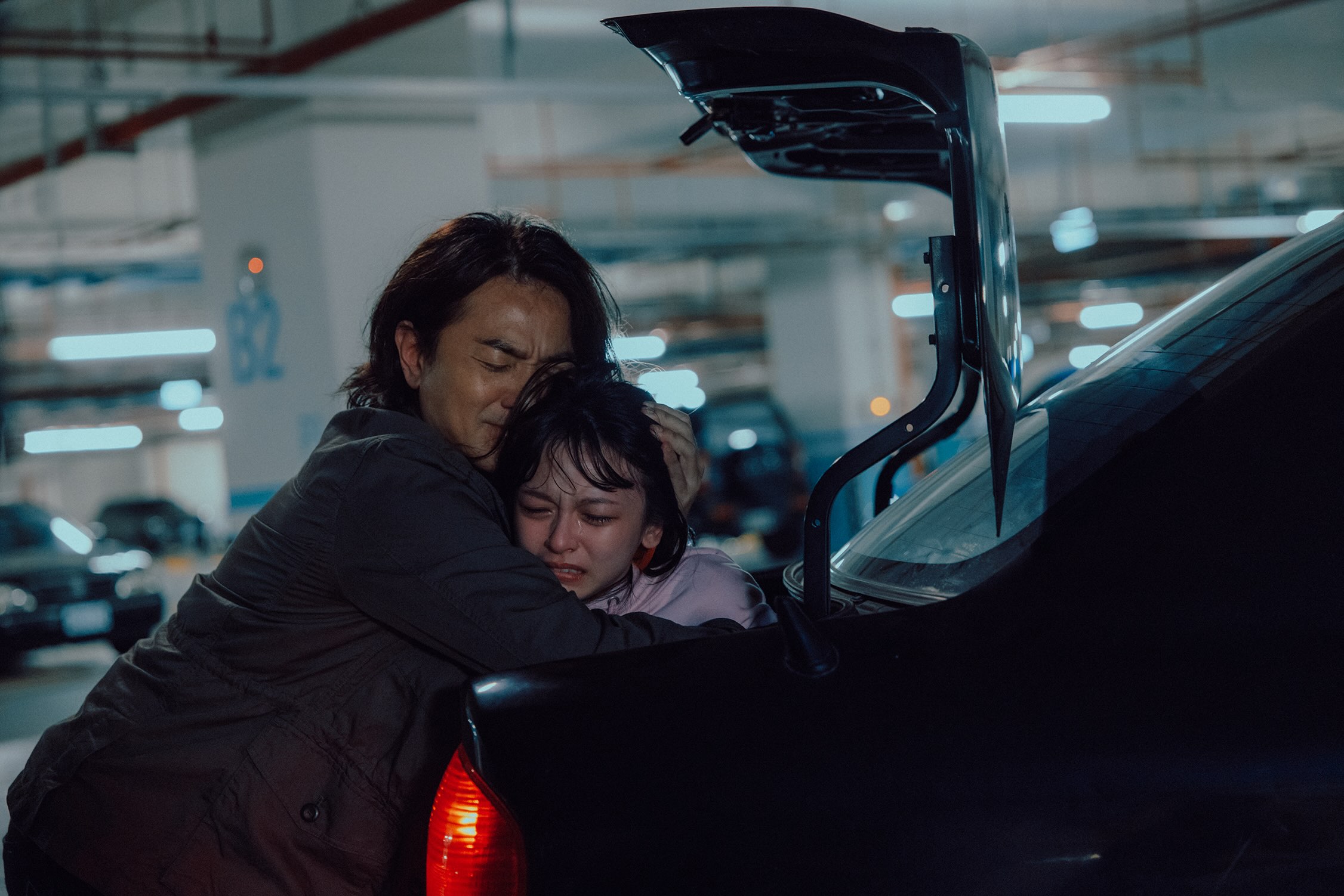 鄭伊健（左）肉身擋車後車廂解救女兒陳姸霏。（圖／Netflix提供）