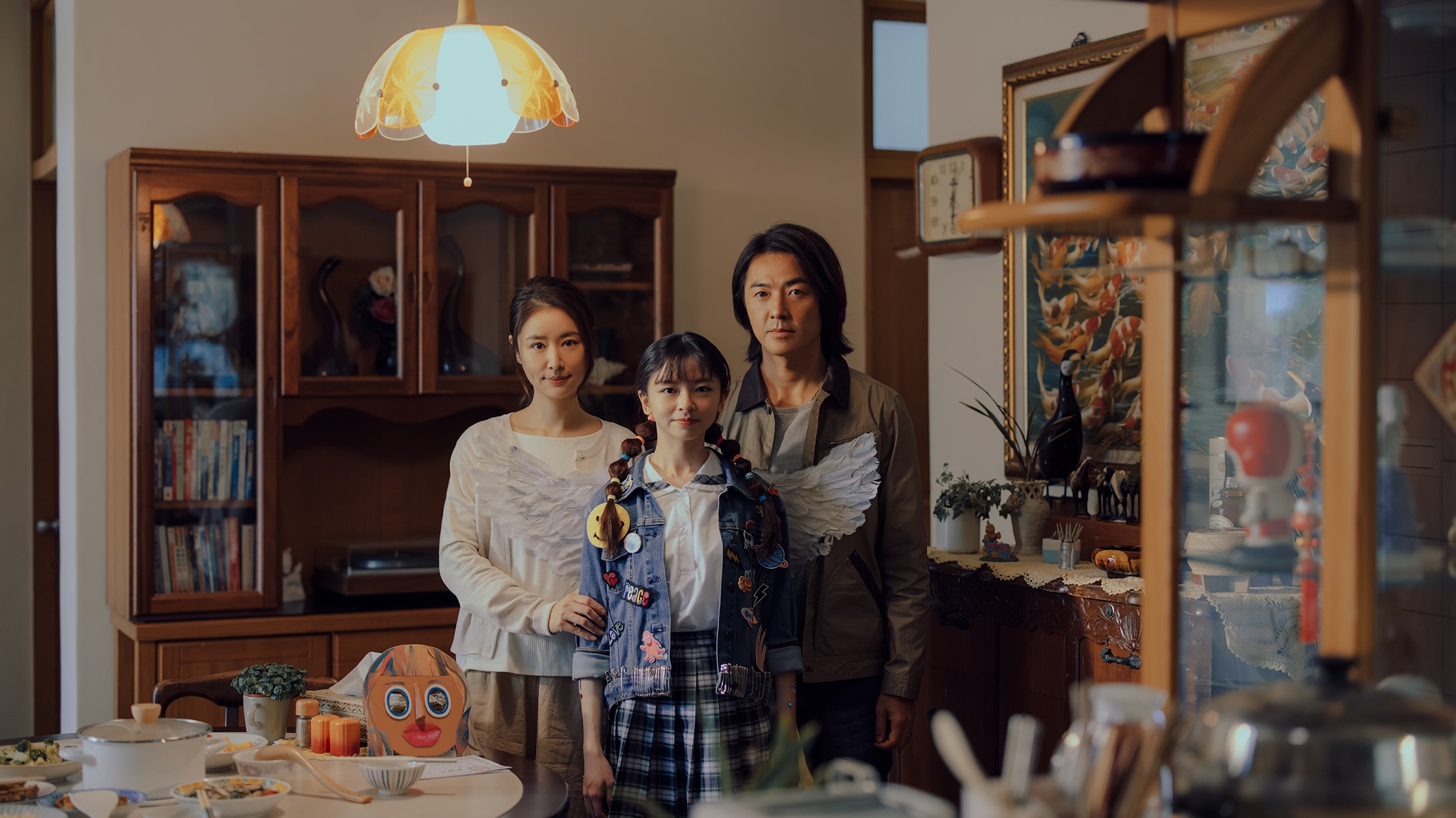 林心如（左） 與鄭伊健扮夫妻當陳姸霏爸媽。（圖／Netflix提供）