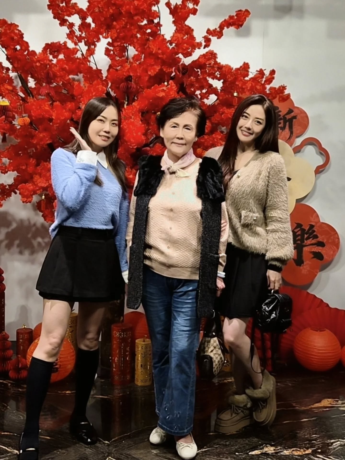 韓瑜（右起）與媽媽、妹妹開心迎新年。（圖／翻攝韓瑜臉書）