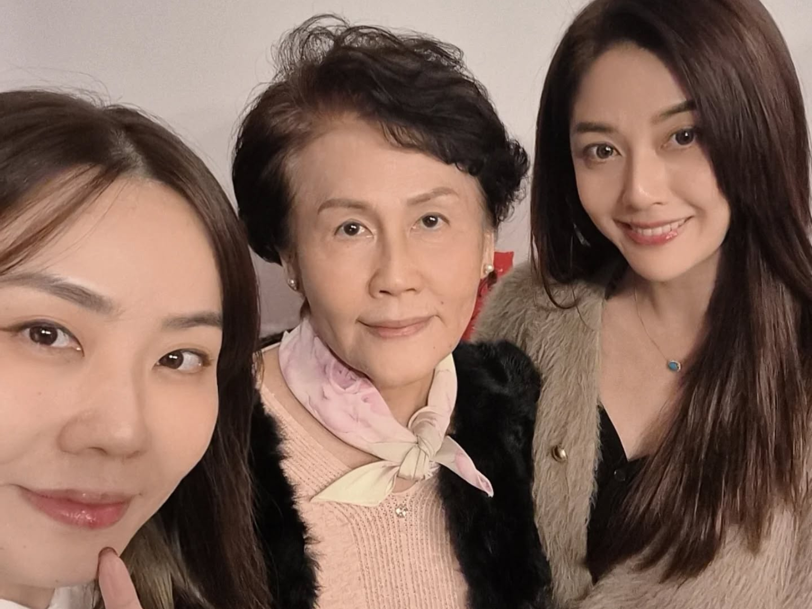 韓瑜（右起）與媽媽、妹妹都很美。（圖／翻攝韓瑜臉書）