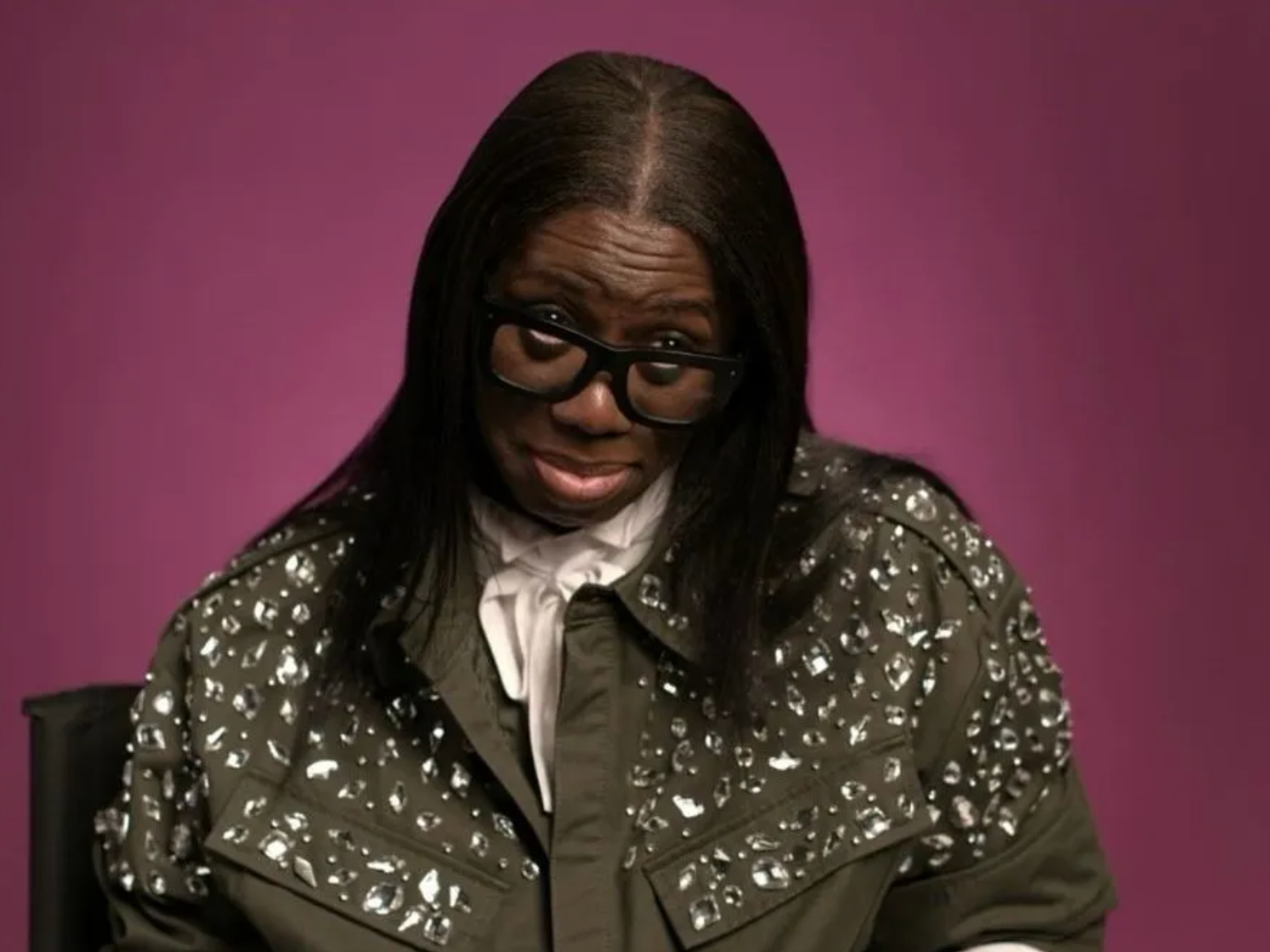 Miss J表情耐人尋味。（圖／翻攝Netflix）