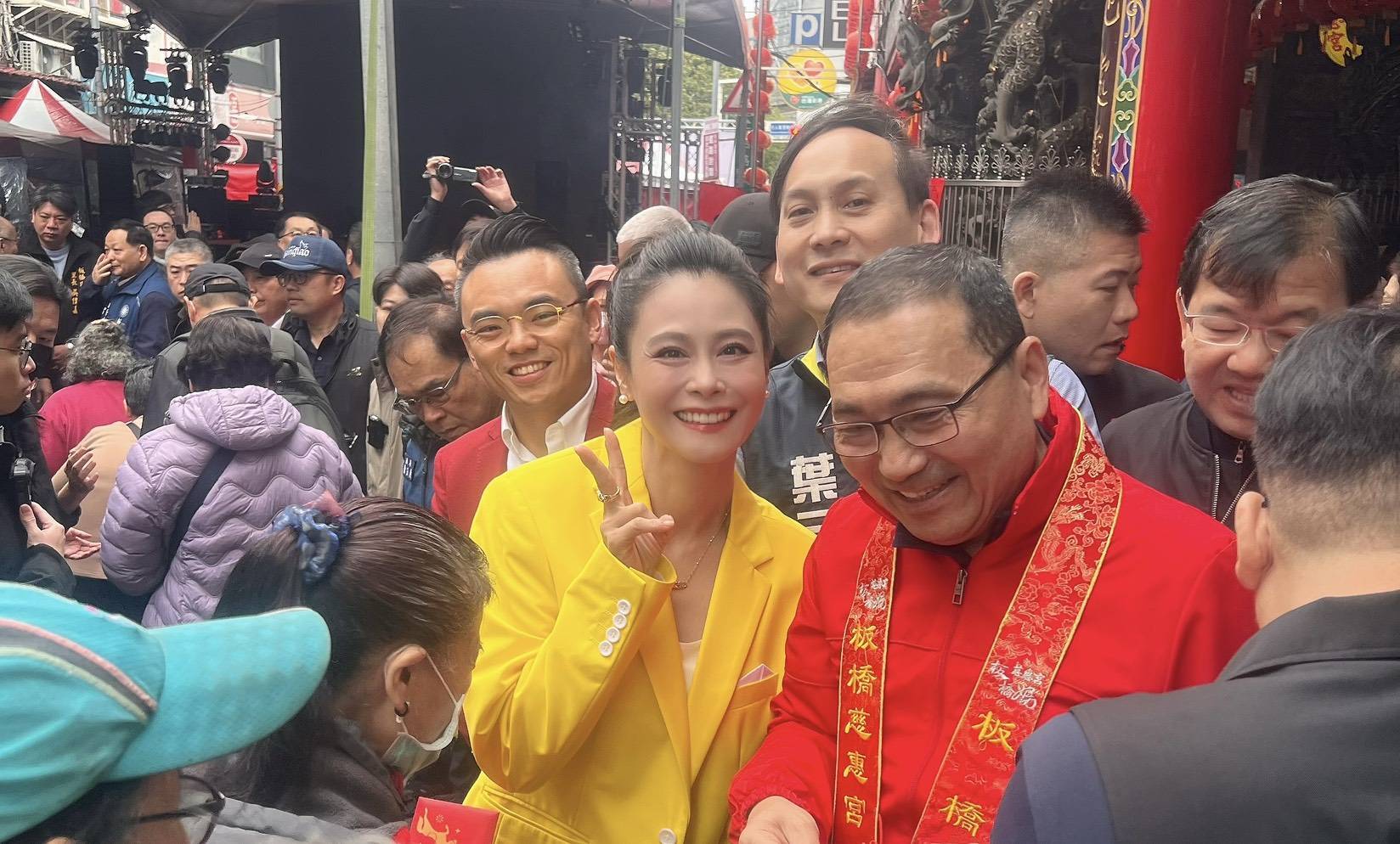 辛甘主持板橋慈惠宮新春媽祖活動，開心拿到紅包。（圖／板橋慈惠宮提供）