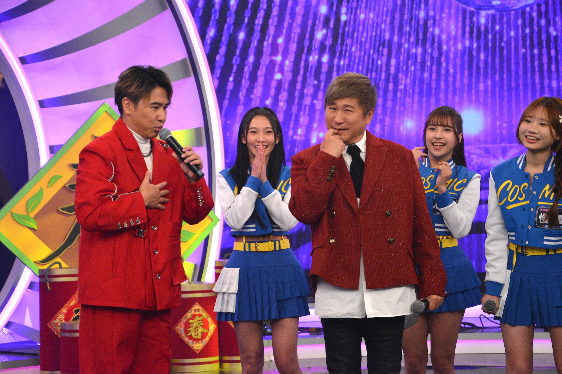 胡瓜（左三）嬌羞咬手指，歐漢聲（左）看不下去。（圖／華視提供）