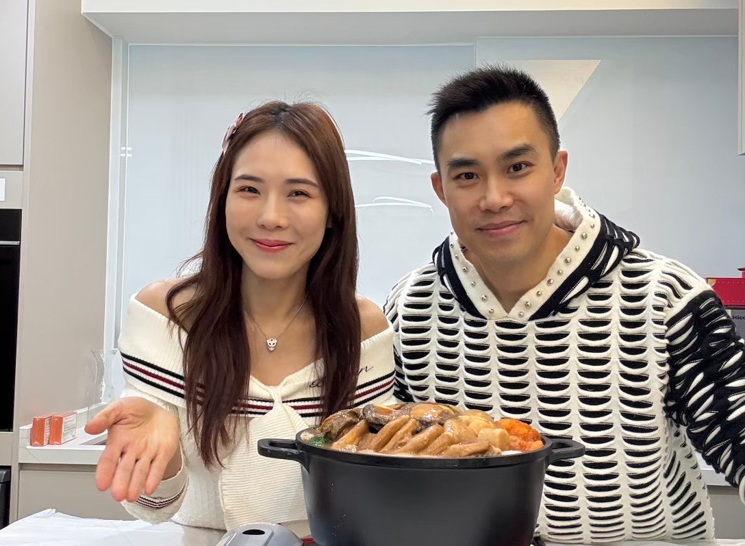 吳申梅(左)和老公Eric一起吃盆菜。(圖/喜上梅梢娛樂提供)