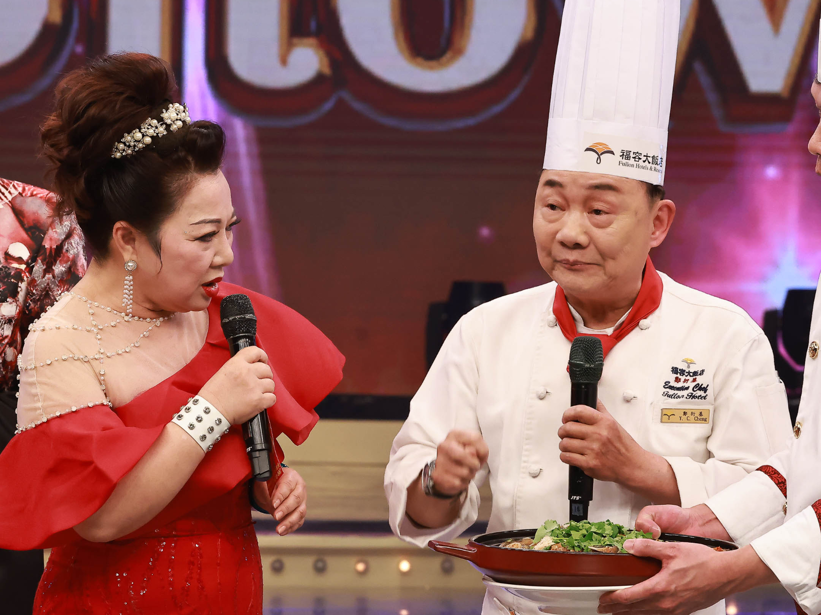 白冰冰（左）把阿基師叫到棚內辦桌。（圖／民視提供）