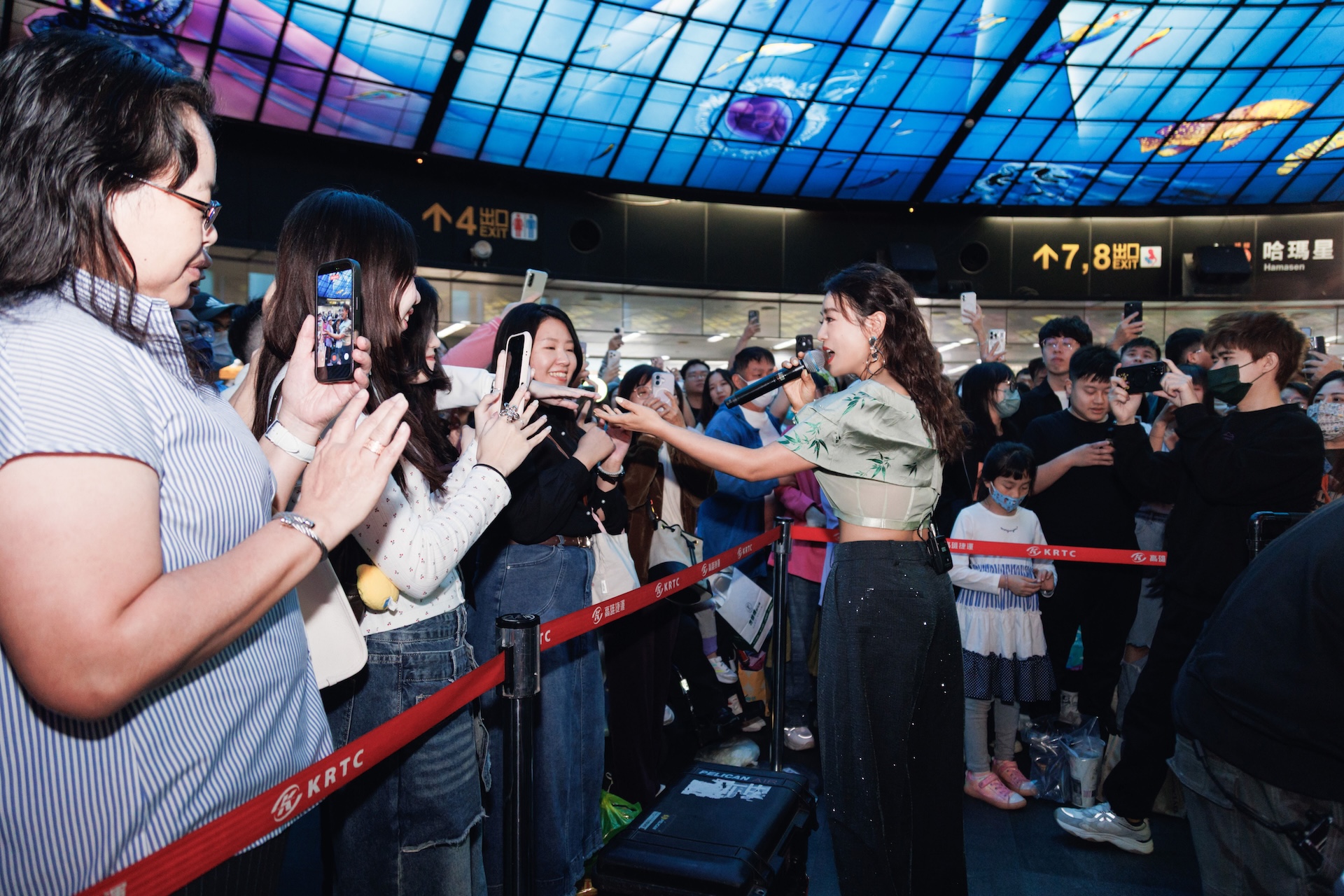 丁噹(右)與觀眾互動。(圖/相信音樂提供)