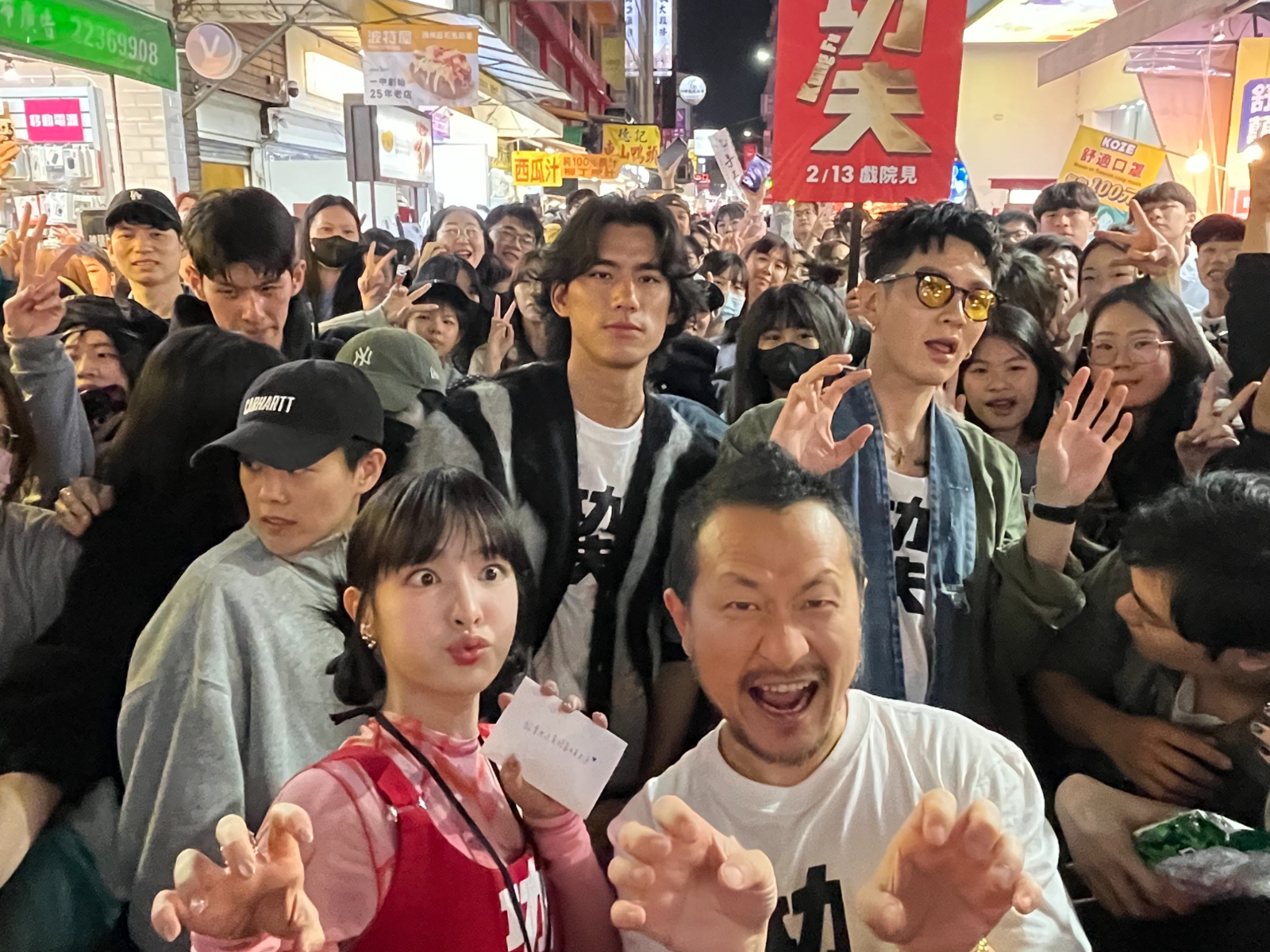 九把刀（前右）、王淨、柯震東（後右）、朱軒洋到台中一中街宣傳。（圖／麻吉砥加提供）