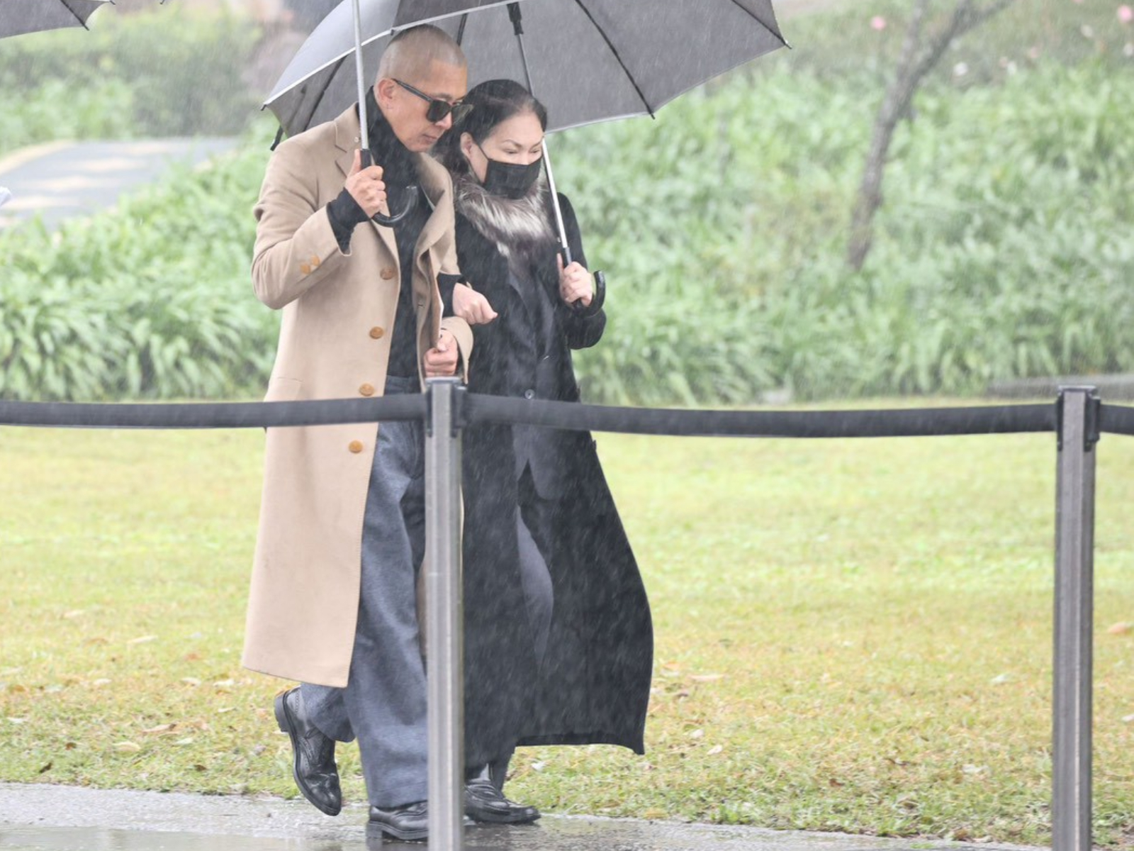 具俊曄（左）穿的大衣、S媽穿的鞋，都是大S送的。（圖／記者許方正攝）