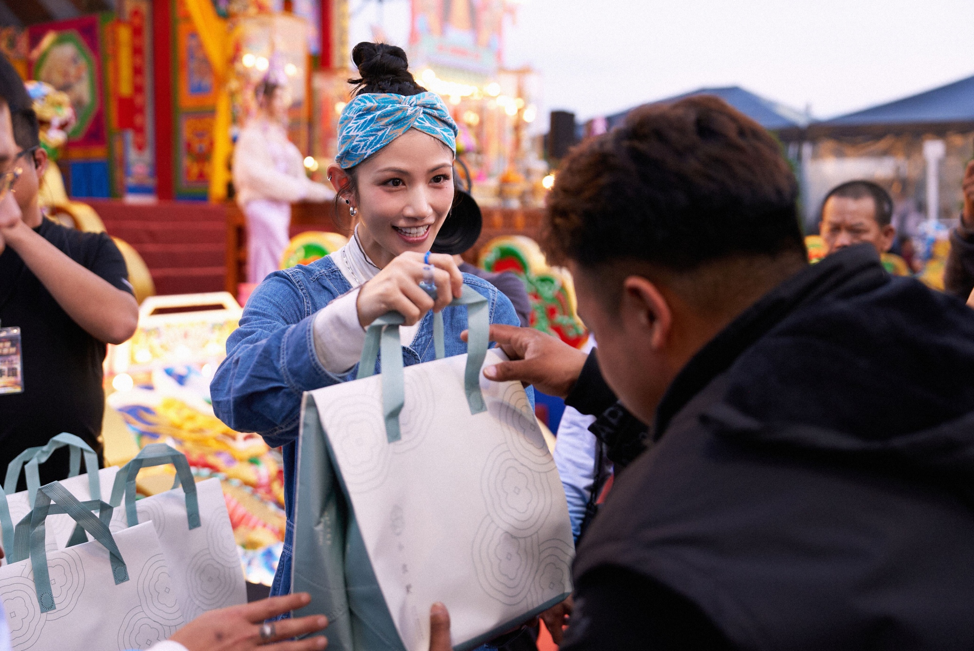 李千娜受邀到屏東演出,親自送上一百份的紅龜粿。(圖/劇樂蹦娛樂提供)
