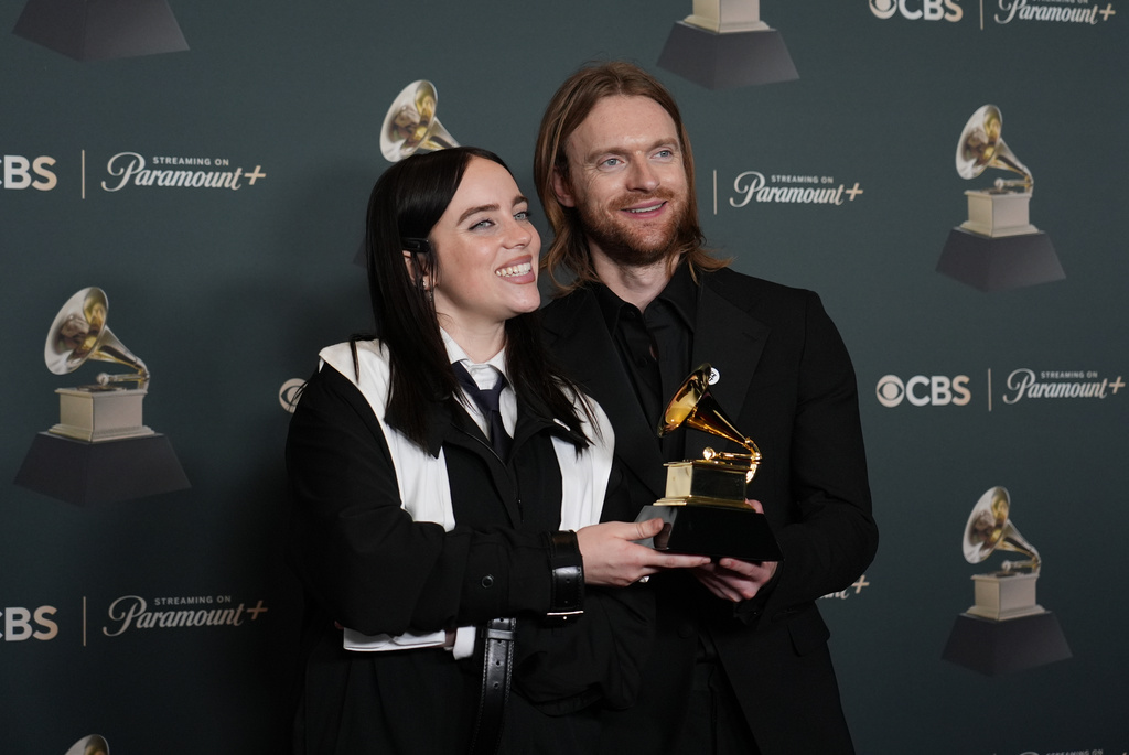 怪奇比莉（左）與哥哥歐康奈爾一起獲獎。（圖／AP/達志）