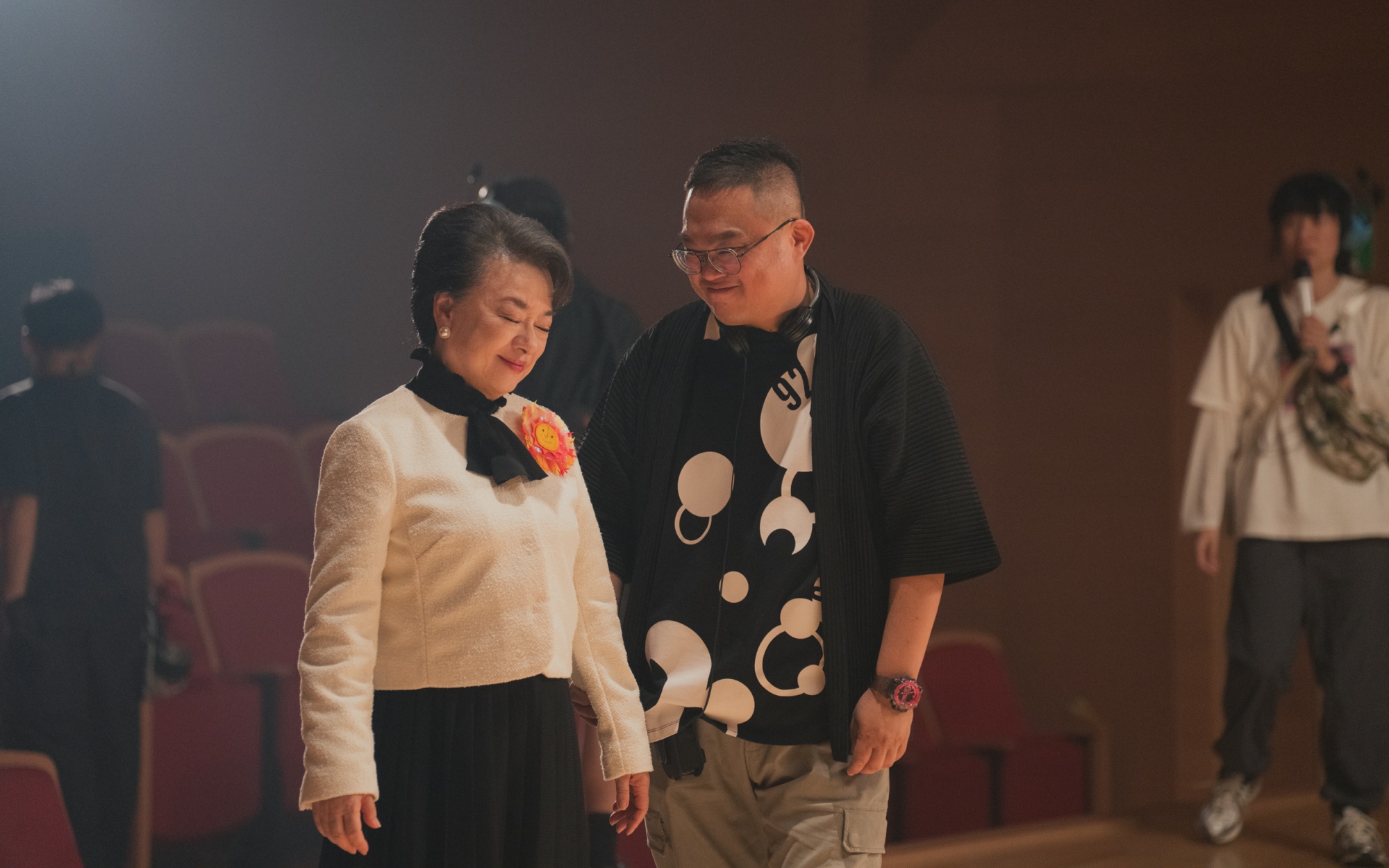 《陽光女子合唱團》衝出6.5億票房,導演林孝謙立刻告訴翁倩玉票房好成績。(圖/壹壹喜喜提供)