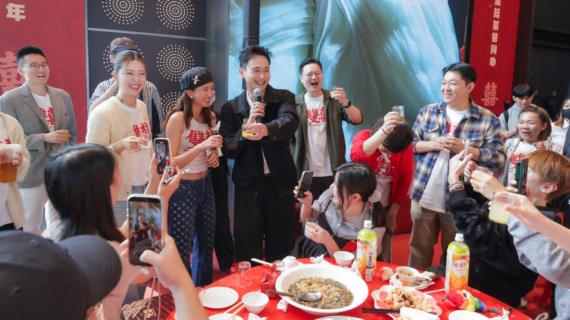《雙囍》將片中喜宴場景搬進電影院,9m88搞笑喊話可當婚禮歌手。(圖/水花電影提供)