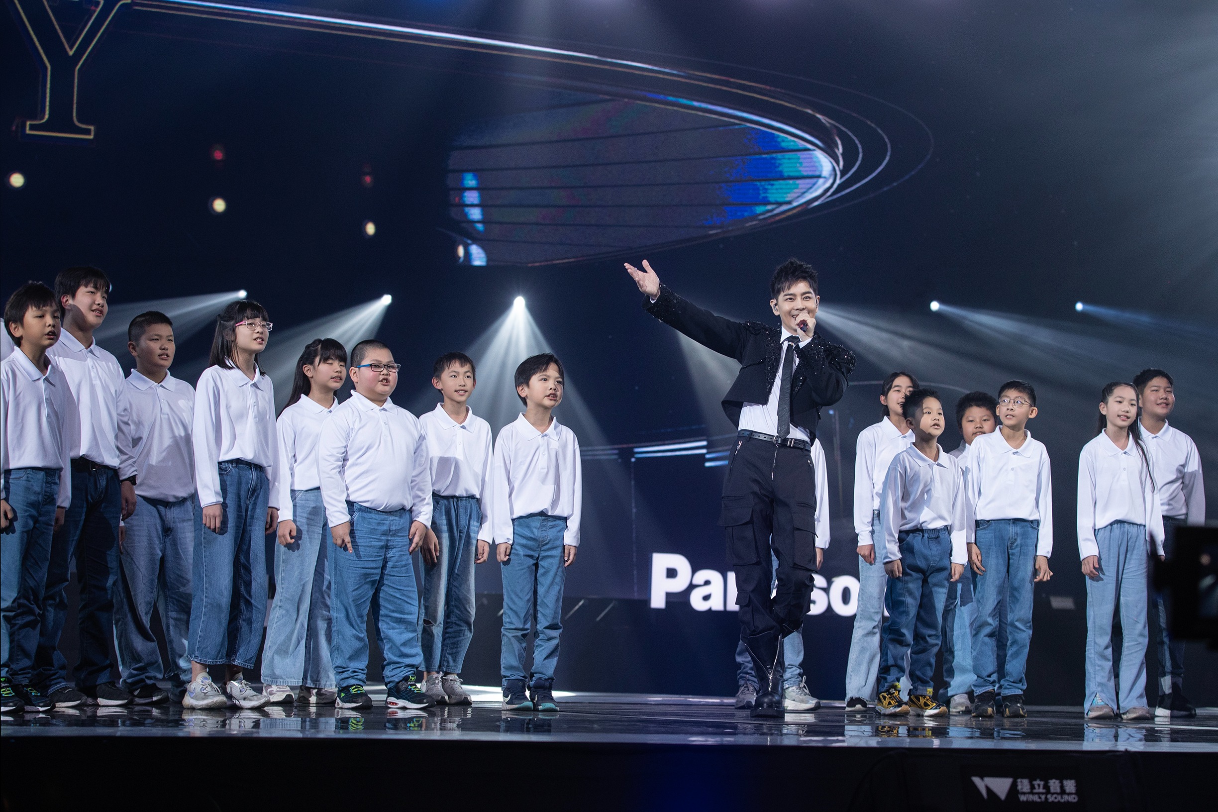 林志穎與笨港國小合唱團共演，成為收視高點。（圖／台視提供）