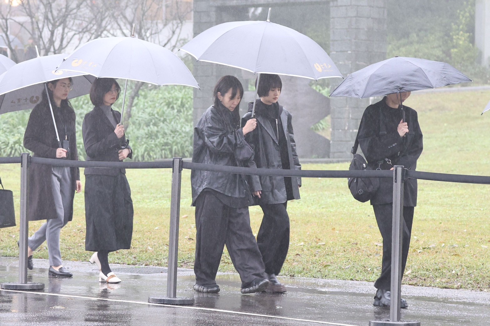 楊丞琳（右二）低調現身。（圖／記者許方正攝）