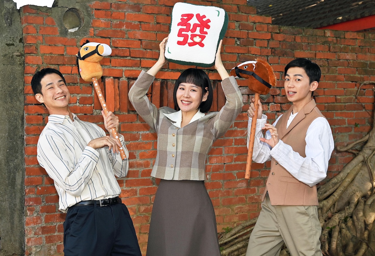 盧彥澤(左起)、何宜珊、陳玹宇開工。(圖/台視提供)