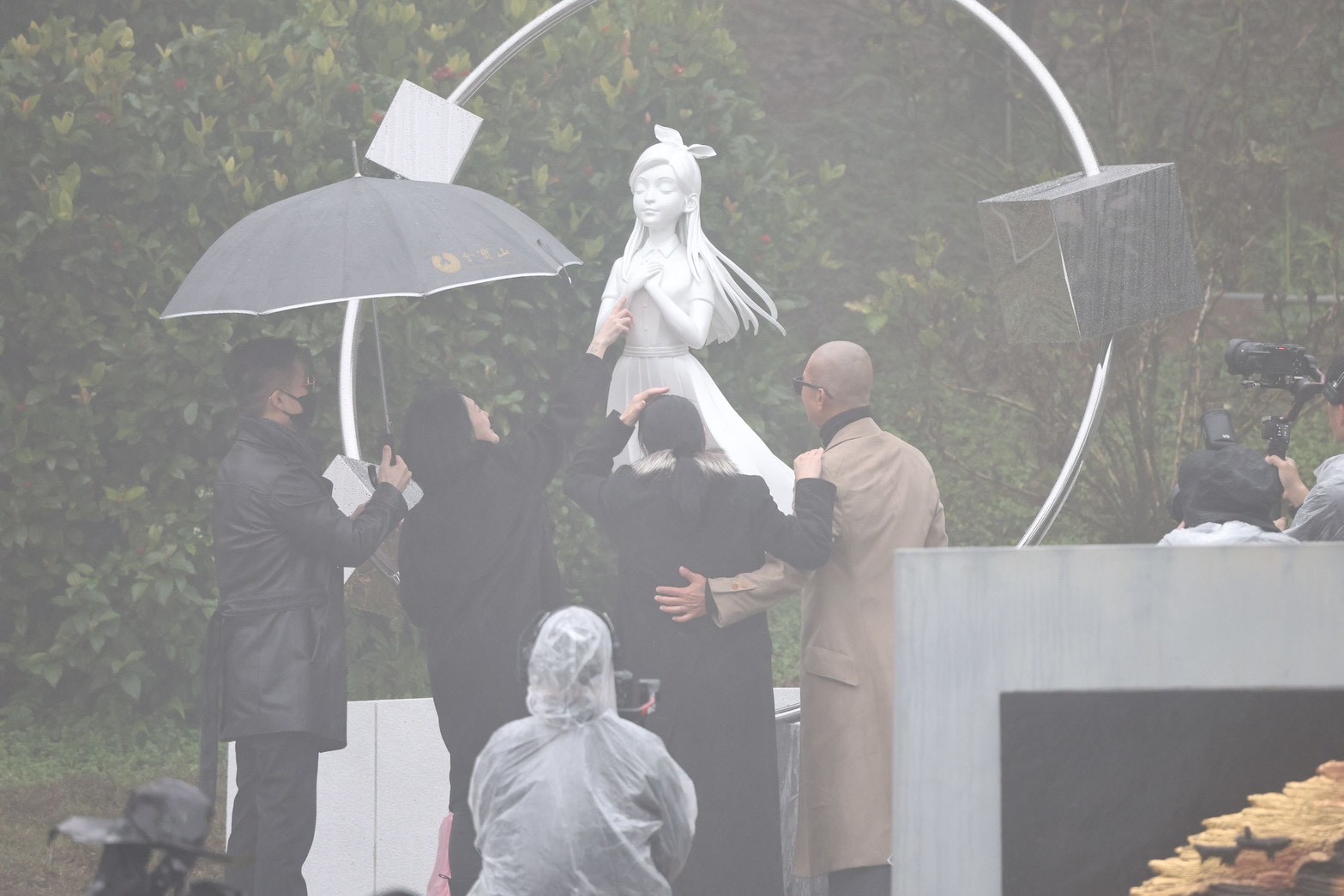 小S（左起）、S媽、具俊曄摸摸望著大S雕像。（圖／記者許方正攝）