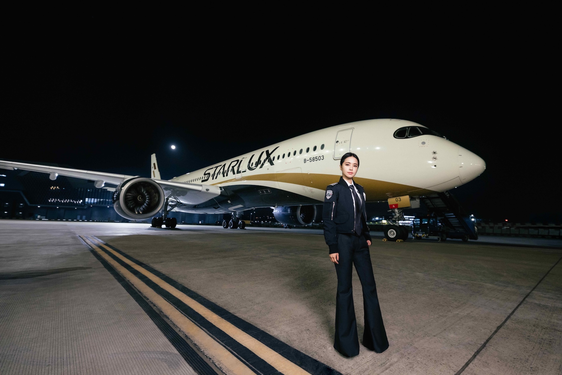 蔡依林穿上機長制服。(圖/星宇航空提供)