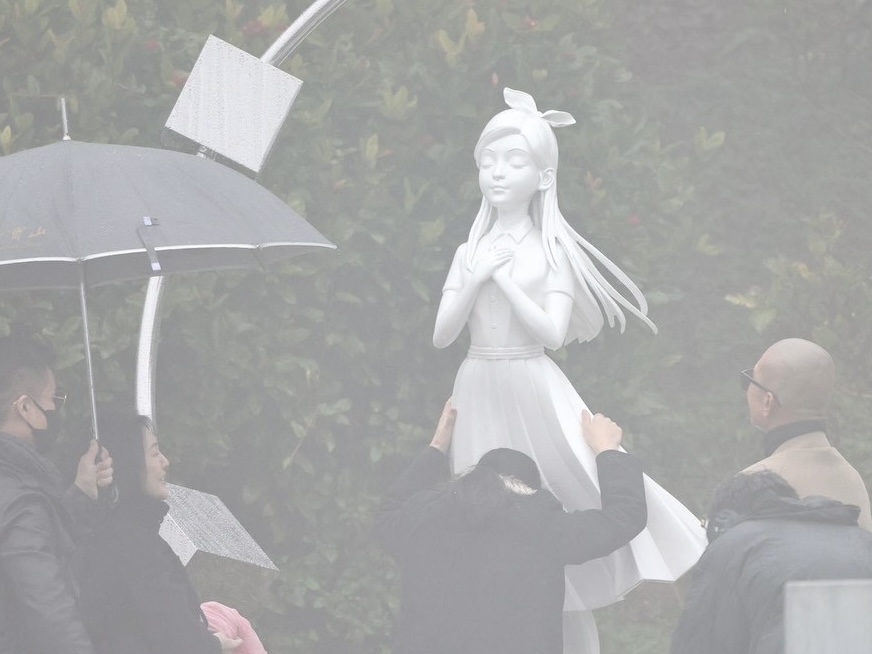 S媽哭倒在雕像上。（圖／記者許方正攝）