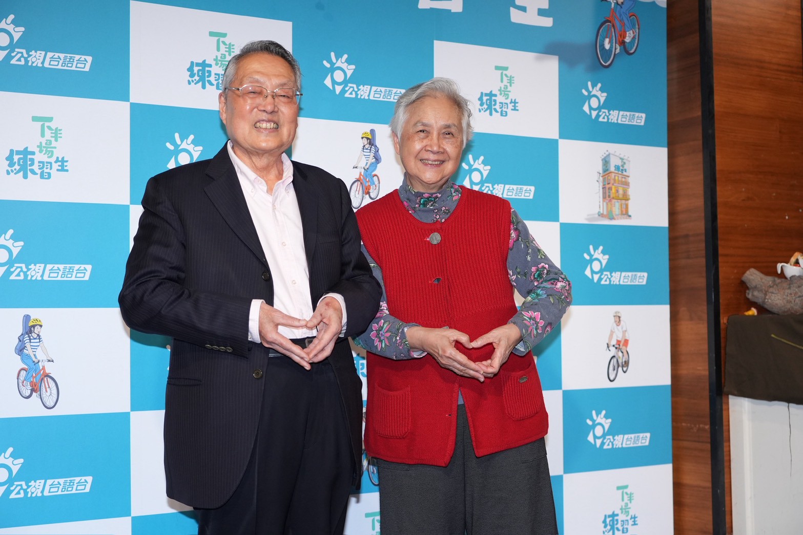 施振榮夫婦很Q!(圖/記者許方正攝)
