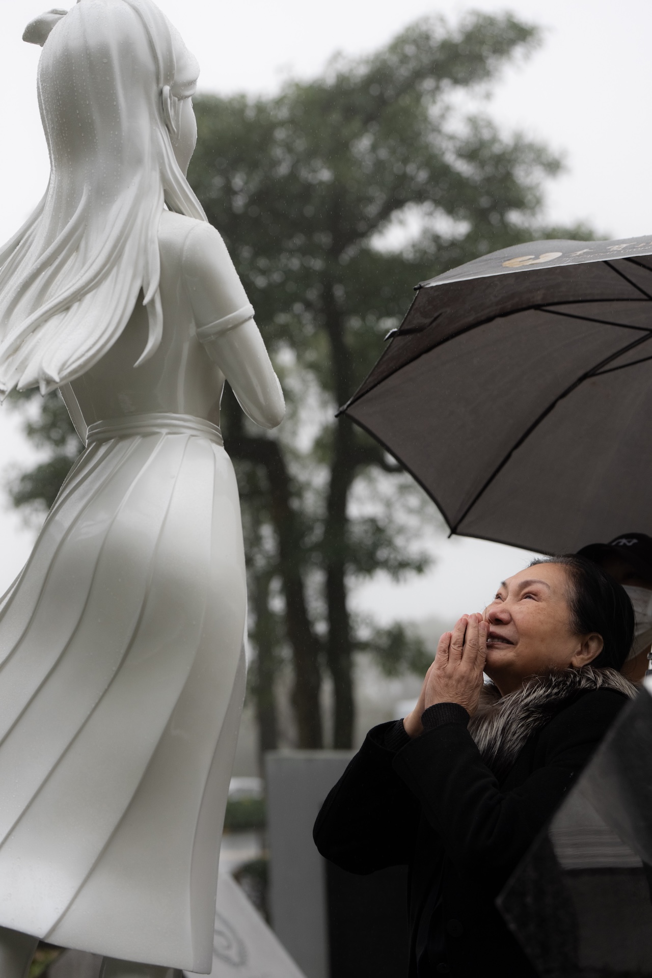 S媽望著女兒雕像，非常催淚。（圖／經紀公司提供）