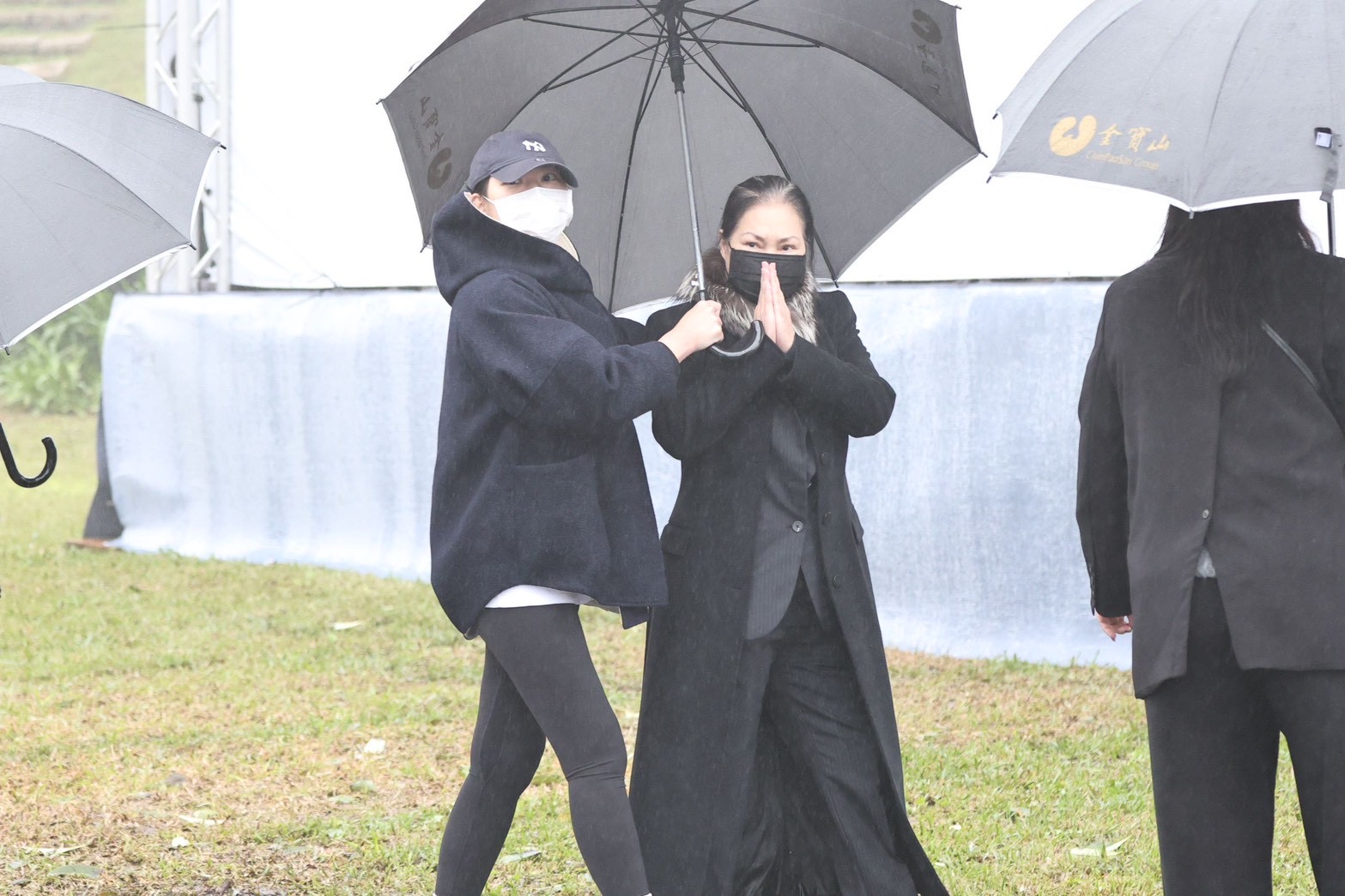 S媽向媒體致意。（圖／記者許方正攝）