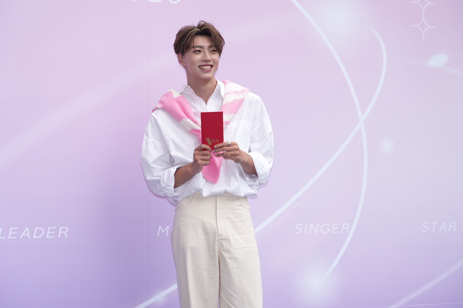 黃文廷開工日,吸引許多粉絲擠在公司外等候。(圖/記者許方正攝)