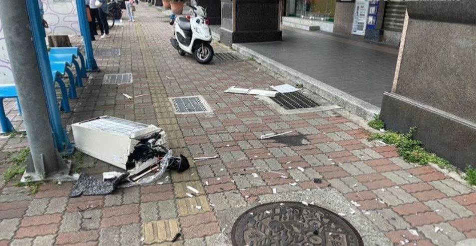 政大女學生2023年在新埔捷運站外等公車,被17樓墜落的冷氣機砸中。(圖/翻攝畫面)