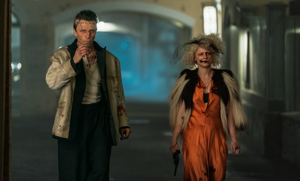 奧斯卡準影后潔西伯克利(右)在《科學新娘！》攜手克里斯汀貝爾(左)浪漫逃亡。（圖／華納兄弟提供）