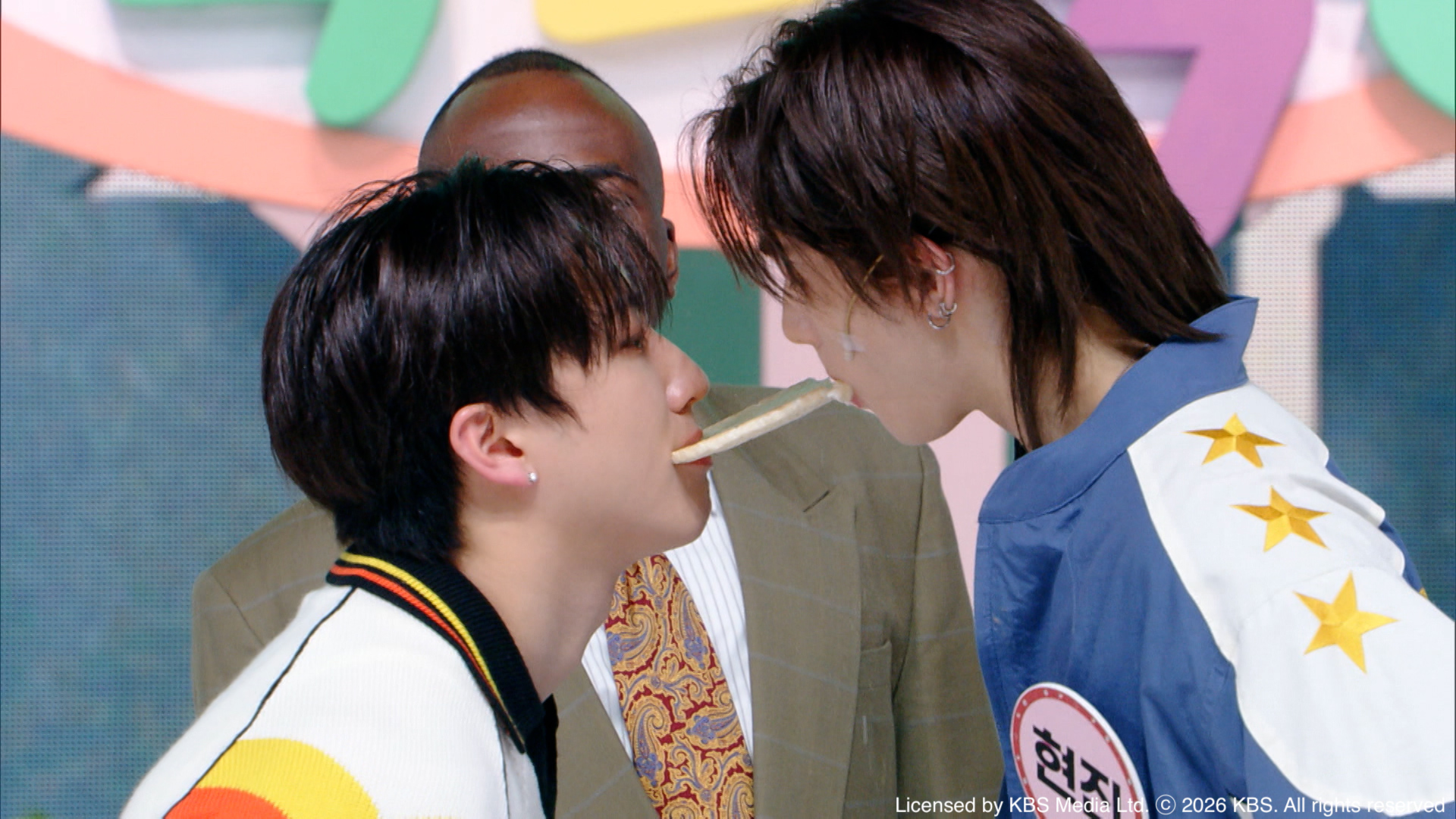 《Soul Beam with Stray Kids》鉉辰（右）和彰彬玩遊戲冒粉紅泡泡。（圖／Hami Video 提供）