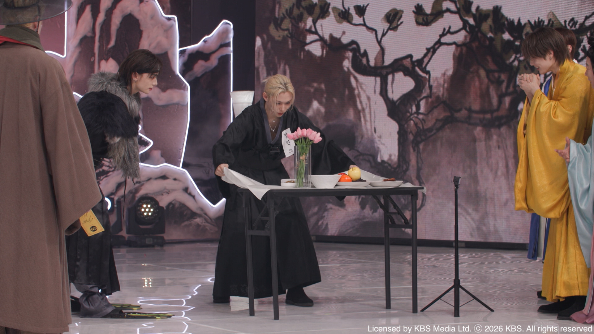 Felix在Stray Kids 新年特別節目中化身陰間使者。（圖／Hami Video 提供）