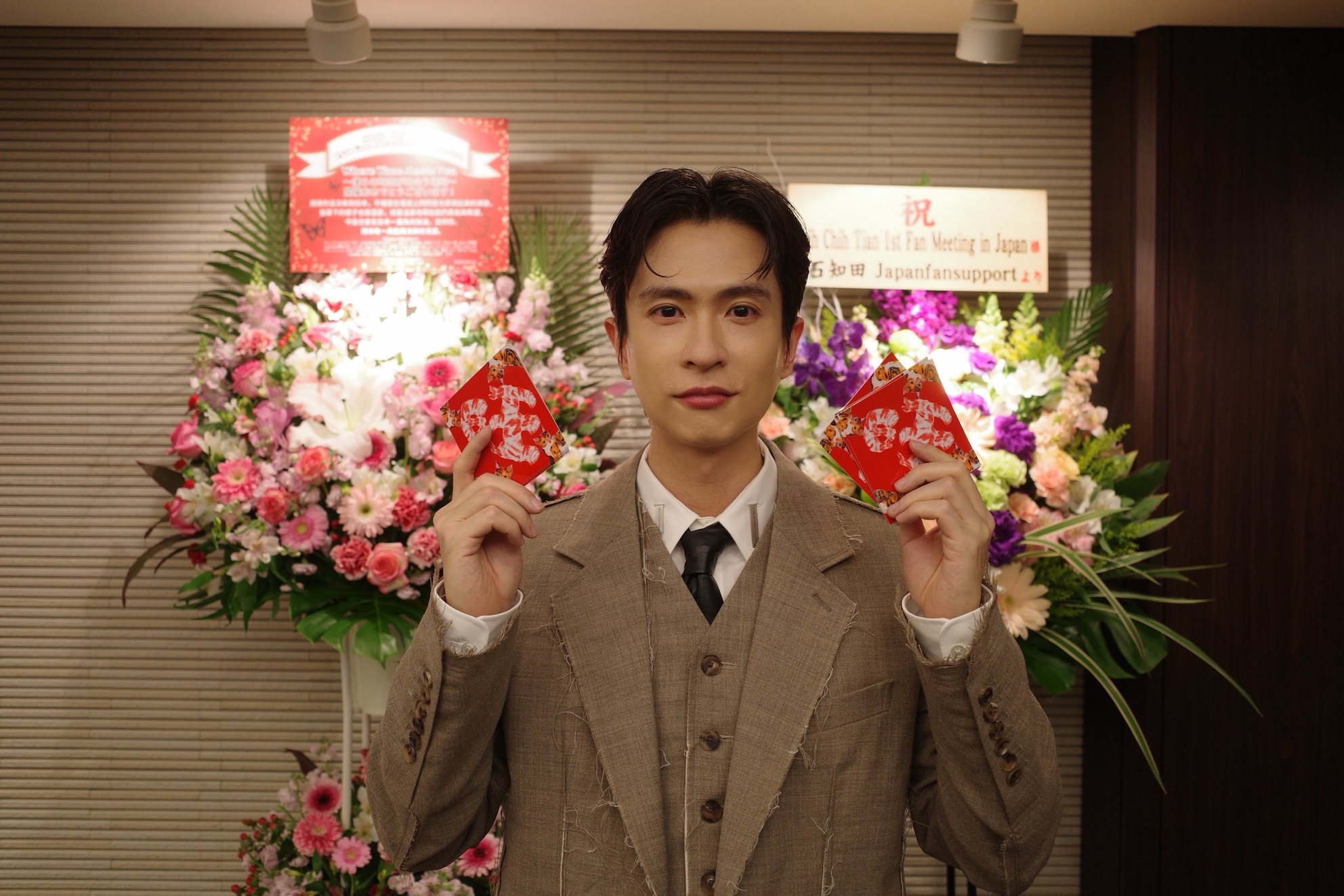 石知田與親繪春聯合照。（圖／百澤娛樂提供）