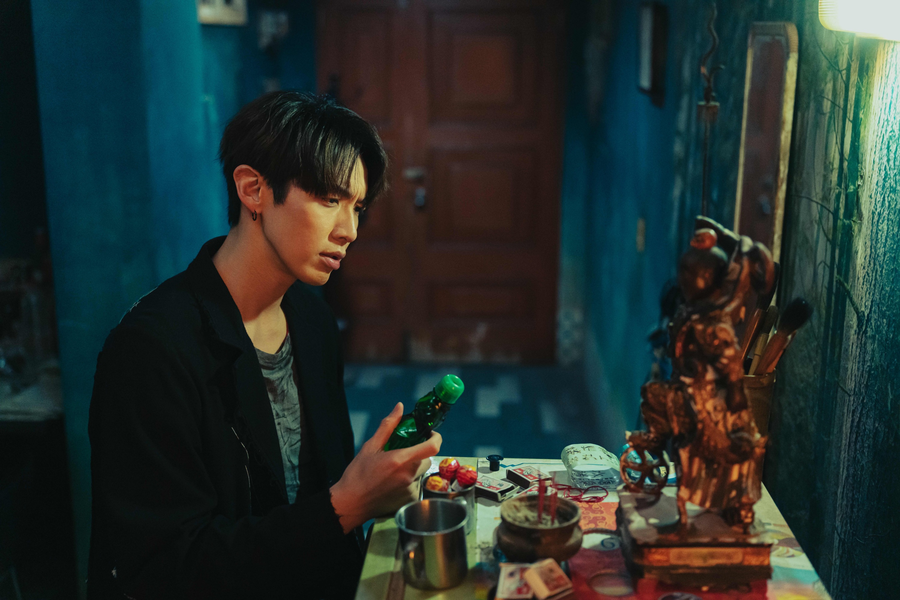 柯震東在《乩身》中飾演三太子乩身。（圖／Netflix提供）